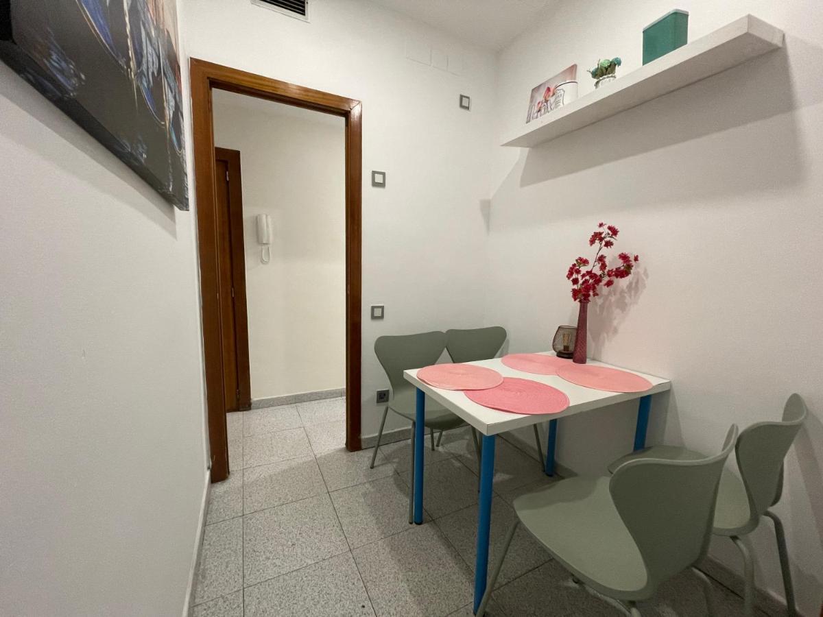 Plaza Universidad Rooms Barcelona Bagian luar foto